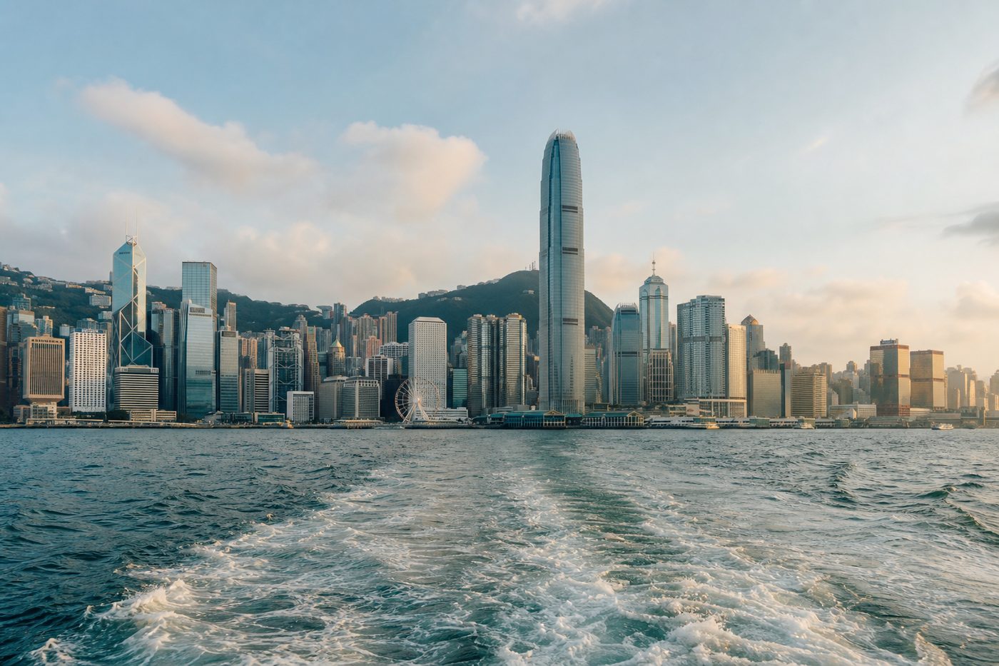 香港維多利亞港海面與天際線